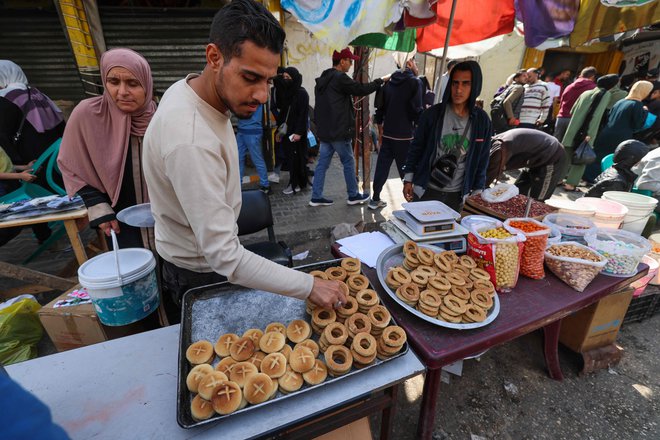 V Rafi, na južnem območju Gaze, 8. aprila 2024: Tradicionalno pecivo na ulični stojnici zaznamuje konec svetega meseca ramazana. FOTO: Mohammed Abed/AFP