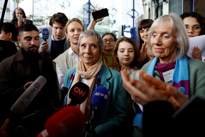 Anne Mahrer in Rosmarie Wydler-Walti, članici Podnebnih seniork, ki danes slavijo veliko zmago. FOTO: Christian Hartmann/Reuters