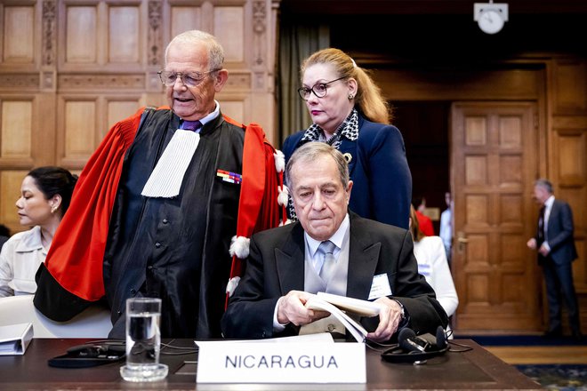 Veleposlanik Nikaragve na Nizozemskem Carlos José Argüello Gómez se udeležuje drugega dne obravnave na Meddržavnem sodišču (ICJ) v primeru, ki ga je Nikaragva vložila proti Nemčiji. FOTO: Robin Van Lonkhuijsen/AFP