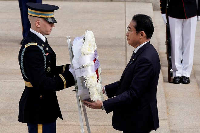 Japonski premier Fumio Kišida je včeraj prispel v ZDA in položil venec na grob neznanemu vojaku v Arlingtonu. FOTO: Joshua Roberts/Reuters