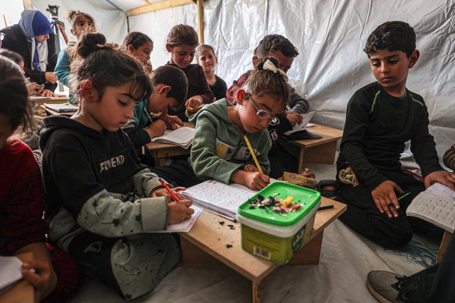 Razseljeni otroci v improviziranem razredu v Rafi. FOTO: Said Khatib/AFP