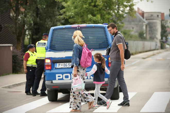 Tveganje za pojav ekstremnega nasilja policija ocenjuje kot majhno, to je slišati kot korektno opozorilo. Tudi tveganje, da nas na poti v službo ali šolo povozi avtomobil, je tudi majhno. Ali zaradi tega malega tveganja danes ne bomo odšli v službo ali šolo? Foto: Jure Eržen/delo