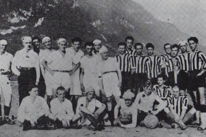 Leta 1926 so se pomerili nogometaši Tolmina in Kobarida, Tolminci so v progastih dresih. Foto Arhiv NK Tolmin