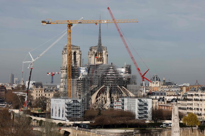 Obnova katedrale je v polnem teku. FOTO: Marin Ludovic/AFP