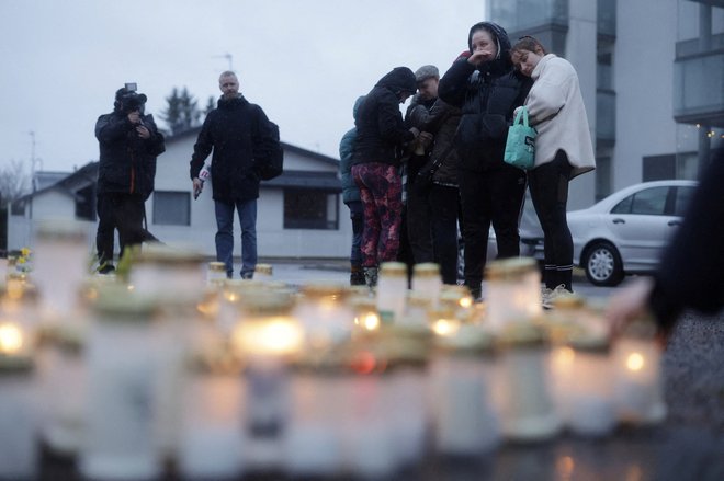 Po streljanju na eni od finskih osnovnih šol se je na enem od slovenskih javno dostopnih medijev pojavil komentar z grožnjo o podobnem dogodku tudi v Sloveniji. FOTO: Roni Rekomaa/Reuters
