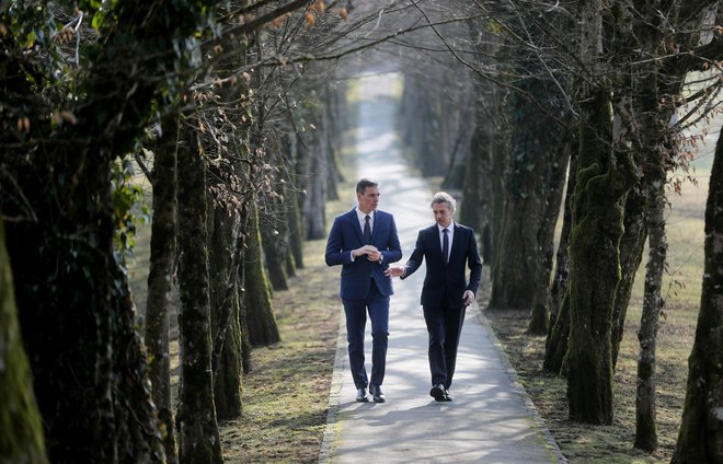 Španski predsednik vlade Pedro Sánchez je slovenskega premiera Roberta Goloba obiskal že lani pozimi. FOTO: Blaž Samec/Delo