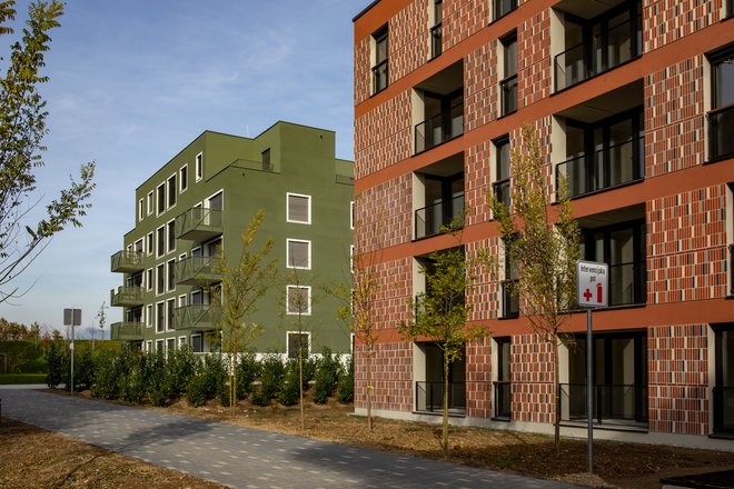 Višina najemnine v stanovanjih na Novem Brdu, kjer ima občinski sklad 174 stanovanj, republiški pa 498, se bistveno razlikuje. Državni sklad namreč zaračuna višjo najemnino kot mestni. FOTO: Voranc Vogel/Delo
