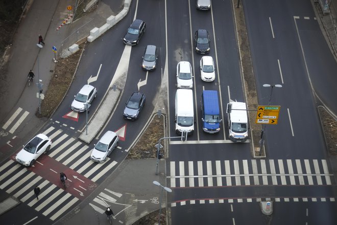 V NEPN bi morali zapisati vmesne in konkretne cilje za promet, menijo strokovnjaki mobilnosti, da bi lahko spremljali, kako nam gre in sproti po potrebi ukrepali. FOTO: Jože Suhadolnik/Delo