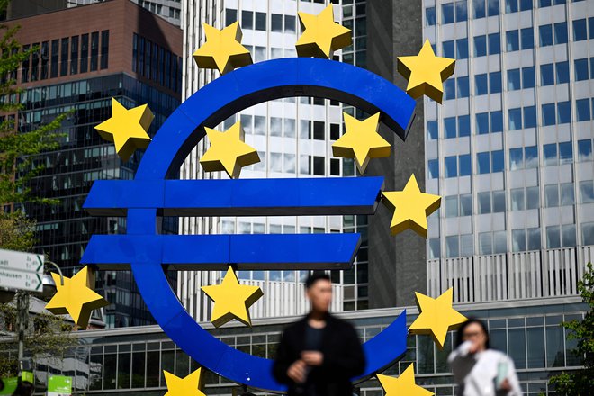 ECB ni spreminjala obrestnih mer, opozarja, da inflacija vztraja pri storitvah. FOTO: Kirill Kudryavtsev/AFP