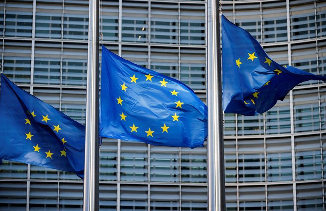 Evropske zastave pred sedežem evropske komisije v Bruslju FOTO: Johanna Geron/Reuters