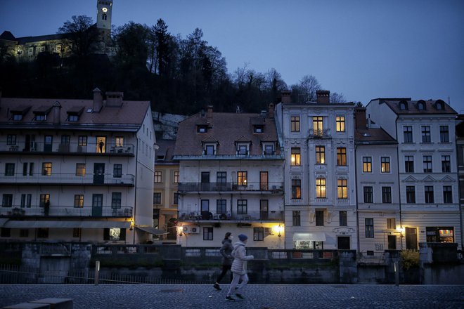 Leta 2022 je kvadratni meter nepremičnine v Ljubljani stal v povprečju 3950 evrov. JSS MOL je v istem letu kupil dve stanovanji na območju mestne občine, za kvadratni meter pa je odštel 2900 evrov. Foto Blaž Samec