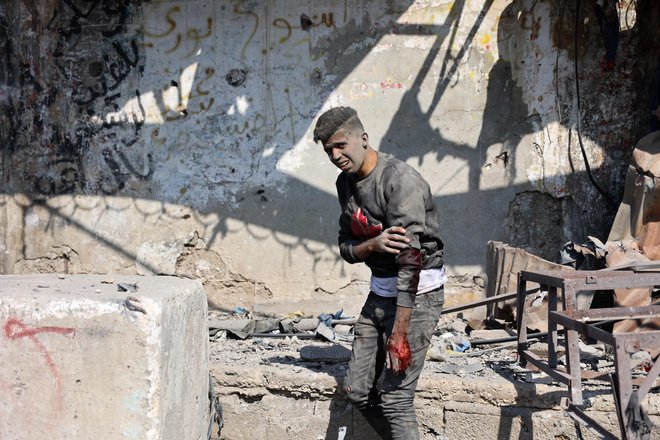 V streljanju izraelske vojske na civiliste v Gazi je bil zadet tudi unicefov konvoj. Omenjeni izraelski napad je povečal število ubitih humanitarnih delavcev v izraelski ofenzivi v Gazi na najmanj 224. Članice Varnostnega sveta so poudarile potrebo po celoviti in pregledni preiskavi incidenta in objavi rezultatov. V zadnjem dnevu je bilo v izraelskih napadih v Gazi ubitih več kot 60 ljudi. Foto: Afp