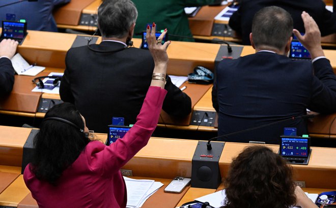 Evropski poslanci med glasovanjem o paktu o migracijah in azilu FOTO: John Thys/AFP