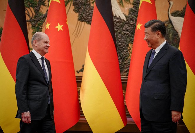 Nemški kancler Olaf Scholz se je s kitajskim predsednikom Xi Jinpingom v Pekingu prvič srečal novembra 2022. FOTO: Kay Nietfeld/REUTERS