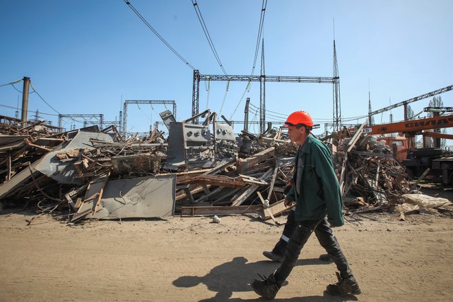 Ruske sile uničujejo ukrajinsko energetsko omrežje in s tem otežujejo tudi delovanje obrambne industrije. FOTO: Vjačeslav Madijevski/Reuters