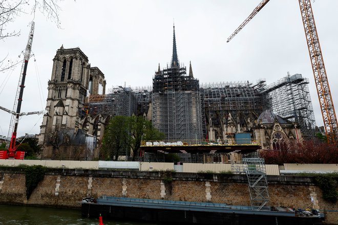 Pariško znamenitost še vedno okrožajo žerjavi, a mestne oblasti zagotavljajo, da bo julija že drugače.

FOTO: Gonzalo Fuentes/Reuters