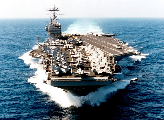 Fotografija je simbolična: na njej USS George Washington (CVN73) pluje v Arabskem morju. Ladja je bila leta nazaj naročena v Arabski zaliv kot odgovor na naraščajoče napetosti med Združenimi narodi in Irakom. FOTO: Reuters Pictures