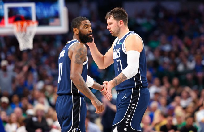 Kyrie Irving (11) in Luka Dončić (77) med eno od tekem Dallasa. FOTO: Kevin Jairaj/Reuters