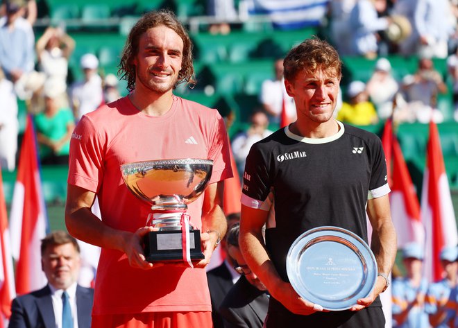 Stefanos Tsitsipas (levo) je Grk je dosegel prvo zmago po lanskem uspehu v Los Cabosu. Norvežan Casper Ruud mu v Monte Carlu v finalu ni bil kos. FOTO: Denis Balibouse/Reuters