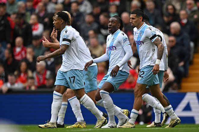 Crystal Palace je na Anfieldu pripravil prvovrstno senzacijo in Liverpoolu prizadejal morda usoden praz v bitki za naslov prvaka. Strelec je bil  Eberechi Eze (v sredini). FOTO: Paul Ellis/AFP