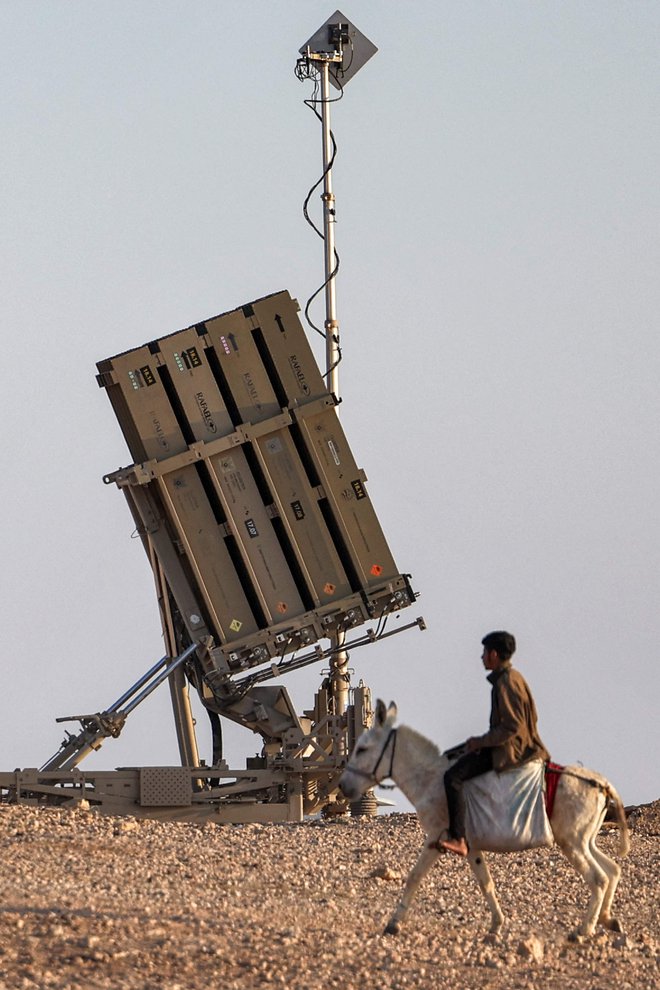 Izraelska zračna obramba je brez težav odbila napad. FOTO: Ahmad Gharabli/AFP
