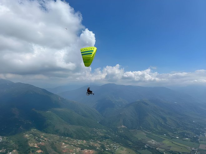 Ni ovir, tudi za letenje s padalom ne. FOTO: Zveza paraplegikov Slovenije