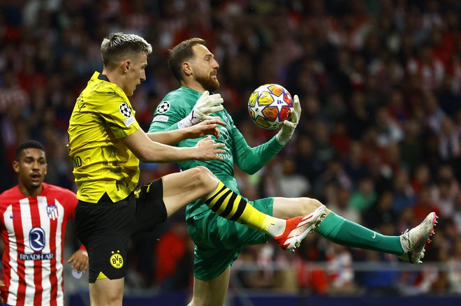 V drugem polčasu prve tekme je tudi Jan Oblak reševal vodstvo madridskega Atletica. FOTO: Susana Vera/Reuters