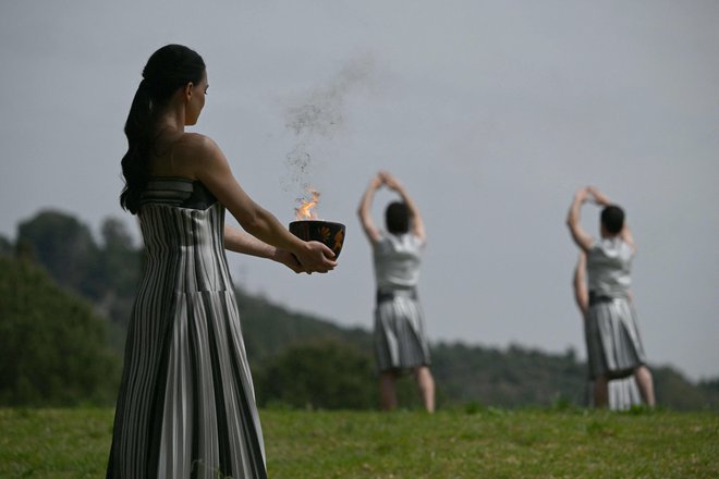 V posebnem ritualu na ruševinah Herinega templja so igralke v vlogah starodavnih svečenic s pomočjo posebnega zrcala poskušale prižgati ogenj na kraju, kjer so se pred natanko 2800 leti rodile olimpijske igre. A so oblaki prekrili sonce in nekoliko skalili načrte. FOTO: Aris Messinis/AFP