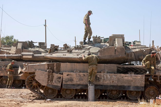 Skrajno nevarno zaostrovanje med Tel Avivom in Teheranom je v zadnjih dneh vse alarme prižgalo tudi na sedežu Mednarodne agencije za jedrsko energijo (IAEA). FOTO: Menahem Kahana/AFP