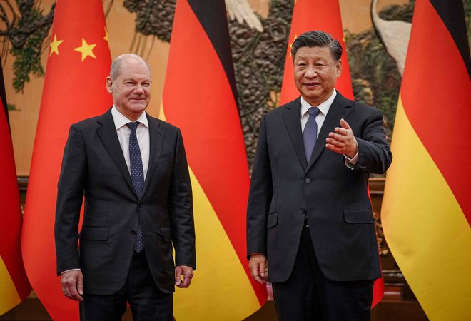 Cilj Scholzevega obiska je bil prej povečanje trgovine in gospodarskega sodelovanja s Kitajsko kot postavljanje ovir in napoved »deriskinga« v odnosih z azijsko silo. FOTO: Kay Nietfeld/AFP