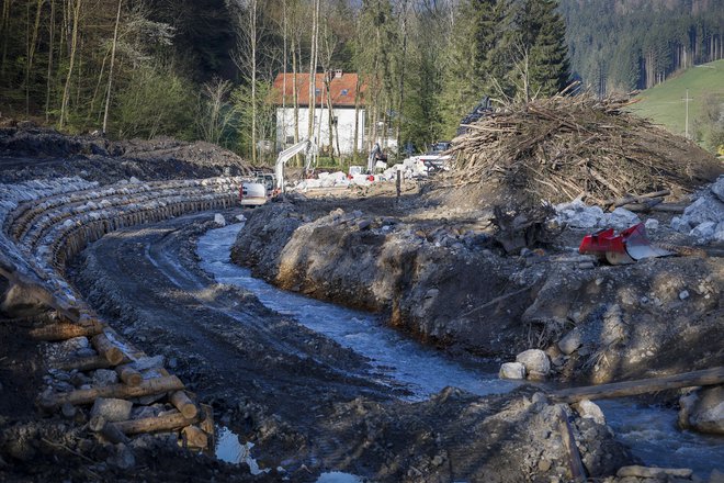 Po lanskih poplavah so interventna dela marsikje popolnoma spremenila podobo vodotokov in obrežnega pasu. Na fotografiji je sanacija potoka Luša v občini Škofja Loka. FOTO: Jože Suhadolnik/Delo