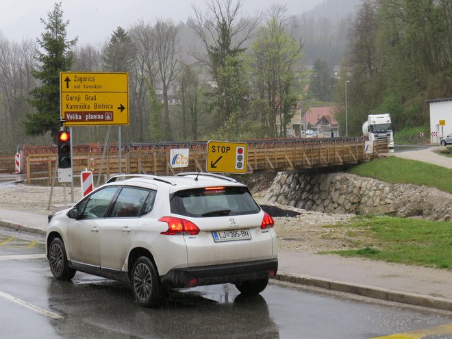 Montažnega mostu čez Kamniško Bistrico še ne bodo razstavili in odpeljali. FOTO: Bojan Rajšek/Delo