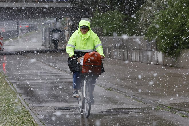 Sneg je tako padal na višjih in nižjih predelih Gorenjske, Štajerske in Koroške, med drugim je snežilo tudi v Ljubljani in na Notranjskem. FOTO: Leon Vidic/Delo