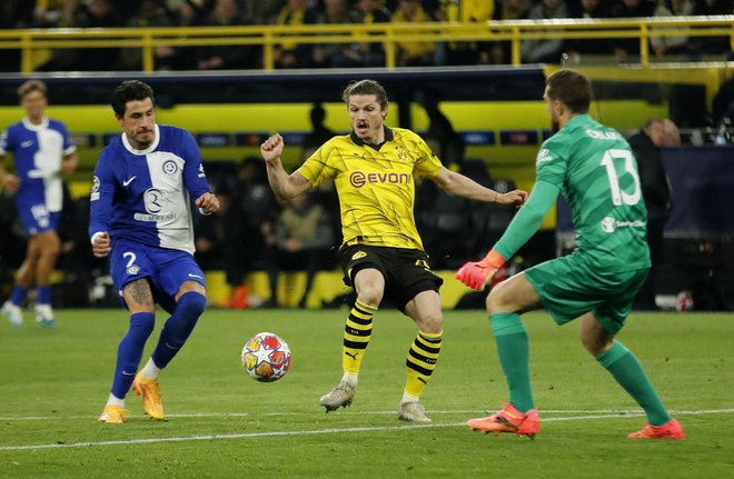 Jose Gimenez, avstrijski reprezentant v majici Dortmunda Marcel Sabitzer in slovenski vratar Atletica Jan Oblak. FOTO: Thilo Schmuelgen/Reuters