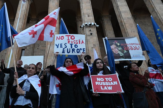 »Mi smo izbrali Evropo!« in »Gruzija ne bo nikoli Rusija!« piše na transparentih, ki jih protestniki nosijo po središču Tbilisija. FOTO: Vano Šlamov/AFP