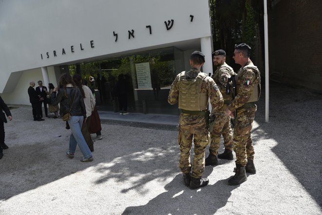 Izraelski paviljon ostaja zaprt, varujejo ga pripadniki italijanske vojske. FOTO: Peter Rak