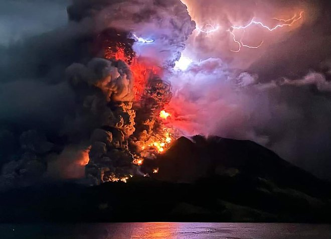 Gora Ruang bruha vročo lavo in dim. Vulkan je 17. aprila ponoči večkrat izbruhnil v najbolj oddaljeni regiji Indonezije, zaradi česar so morali evakuirati več sto ljudi, potem ko je v nebo bruhal lavo in več kot kilometer visok steber dima. Foto: Handout/Afp