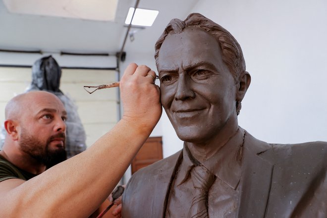 Agon Qosa končuje kip s podobo nekdanjega britanskega predsednika vlade Tonyja Blaira. FOTO: Valdrin Xhemaj/Reuters