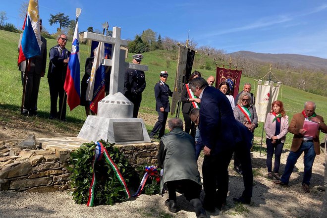 Venec ob nov spomenik blizu slikovitega srednjeveškega mesteca Anghiari so položili tudi slovenski predstavniki ZZB NOV in veleposlaništva v Rimu. Fotografije Simona Fajfar