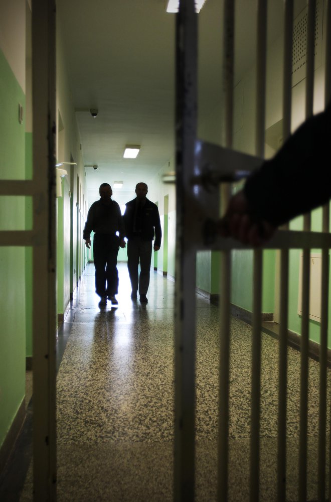 Slovenski zapori so iz dneva v dan bolj prezasedeni. FOTO: Jure Eržen/Delo