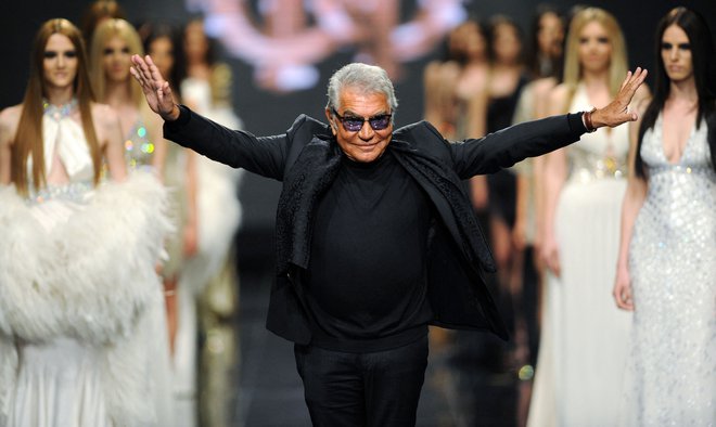 Roberto Cavalli je rad poudarjal, da mora biti vsaka ženska posebna, seksi in lepa, ne glede na to, koliko je stara. Na fotografiji leta 2013 na modni reviji v Budvi v Črni gori. FOTO: Savo Prelevic/AFP