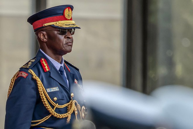 General Francis Ogolla je umrl skupaj z osmimi drugimi potniki, ko je njihov helikopter danes popoldne strmoglavil v zahodni Keniji kmalu po vzletu. FOTO: Luis Tato/AFP