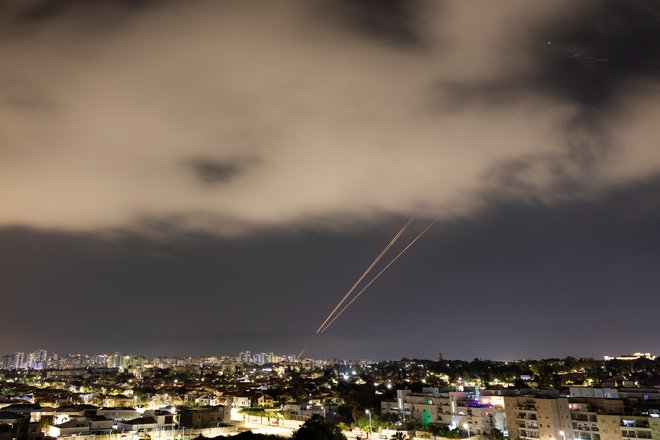 Iran je prejšnjo soboto na Izrael poslal več kot 300 izstrelkov, vendar je štiri linije izraelske zaščite prebilo samo nekaj balističnih raket. FOTO: Amir Cohen/Reuters