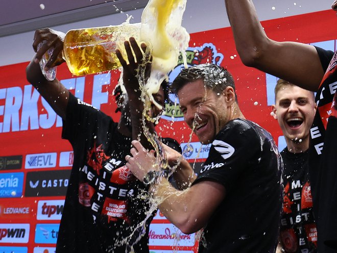 Za osvojeni šampionski krožnik si je prislužil pivsko kopel. FOTO: Wolfgang Rattay/Reuters