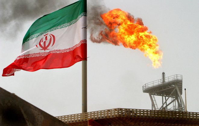 Iran načrpa nekaj več kot tri milijone sodov nafte na dan.

FOTO: Raheb Homavandi/Reuters