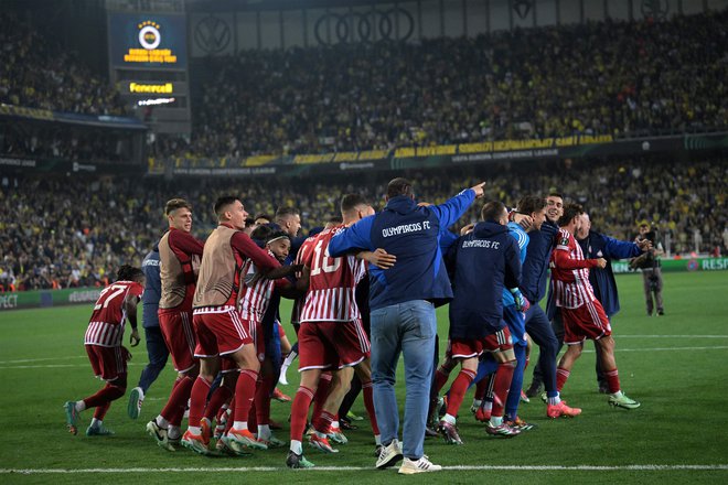 Olympiacos je preživel gostovanje v Istanbulu v peklenskem vzudšju na štadionu Sukru Aracoglu in po strelih z bele točke izločil Fenerbahče. FOTO: Ozan Kose/AFP