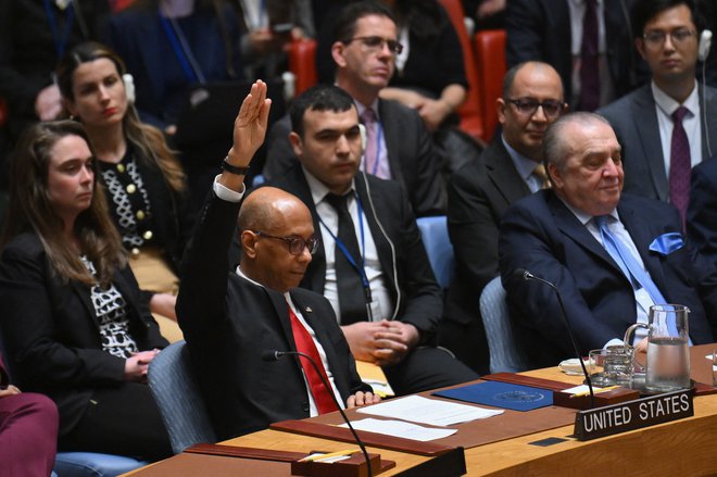 Namestnik ameriške veleposlanice v ZN Robert Wood je na resolucijo uporabil veto. FOTO: Angela Weiss/AFP