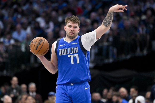 Luka Dončić ima še vedno vse niti igre v svojih rokah, a hkrati bolj zaupa soigralcem, zato je Dallas mnogo bolj nevaren. Foto Jerome Miron/Reuters