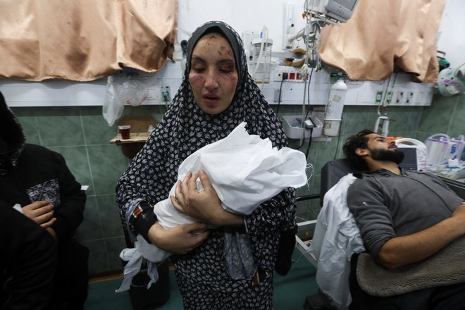 V brutalnem izraelskem obračunavanju z Gazo, ki traja že več kot pol leta, je bilo umorjenih najmanj petnajst tisoč palestinskih otrok. FOTO: Ibraheem Abu Mustafa/ Reuters