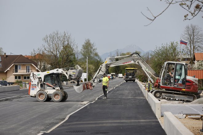 Del Ižanske ceste med Lahovo potjo in Perruzijevo ulico bodo končali šele konec leta. FOTO: Leon Vidic /Delo
